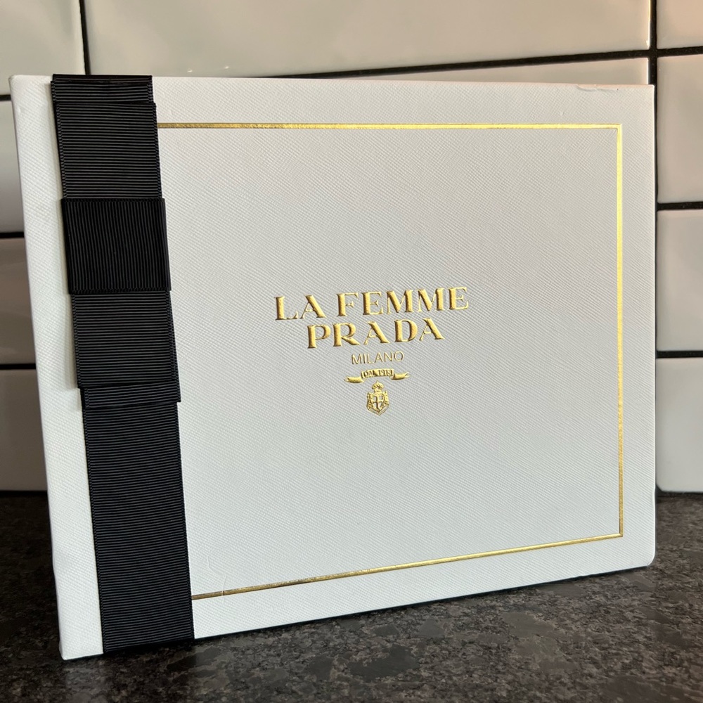 LA FEMME PRADA MILANO BOX